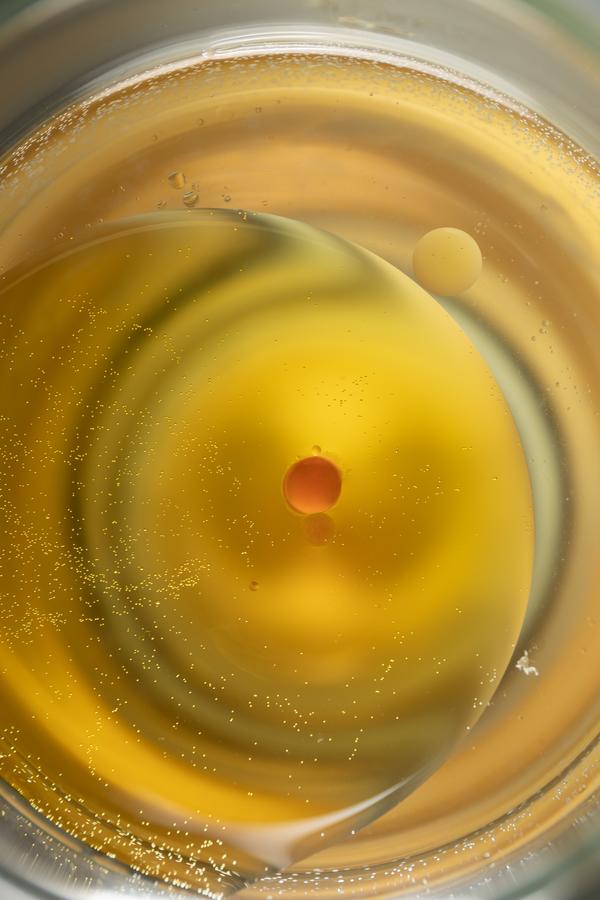 imagen15 Detalle de aceitera redonda en vibrante color amarillo