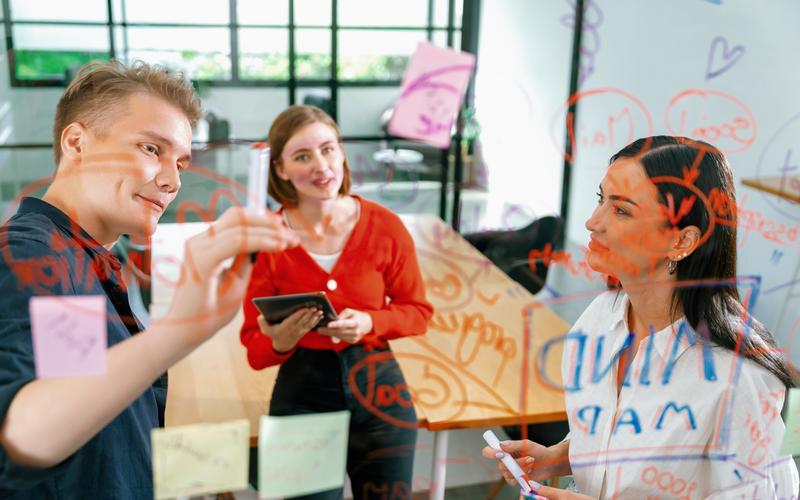 imagen26 2 Representacion de un equipo creativo en reunion de trabajo donde se intercambian ideas innovadoras y se elaboran estrategias personalizadas