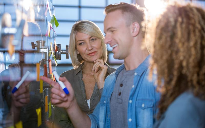 espacio de trabajo moderno y colaborativo que evoca la experimentacion y el descubrimiento de ideas frescas