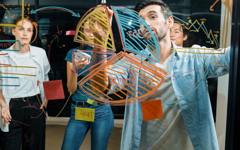 imagen26 Combinacion grafica que integra formas abstractas y paleta de colores vibrante para simbolizar la transformacion de ideas en soluciones concretas en el inicio de la landing